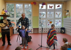 Przedszkolaki przymierzają meksykańskie stroje