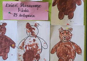 Dzieci wypełniały kontur maskotki za pomocą palców i farby. Prace plastyczne zostały umieszczone na wystawie