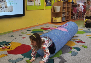 "Kto pierwszy do Misia?" - zabawa ruchowa z wykorzystaniem tunelu