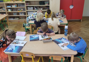 Dzieci pracują indywidualnie z wykorzystaniem kart pracy