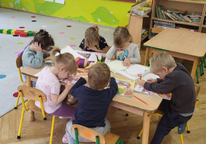 Dzieci w naszej grupie bardzo lubią wypełniać karty pracy