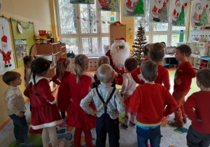 Dzieci śpiewają piosenkę dla Mikołaja