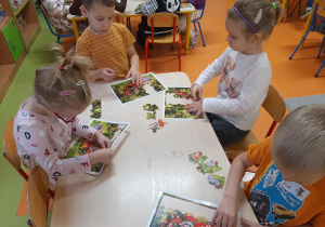 "Puzzle" - praca indywidulna przy stolikach