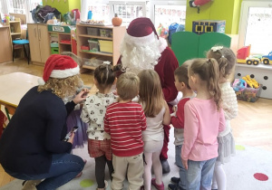 Mikołaj wręcza dzieciom prezenty