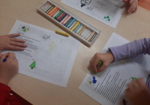 Dzieci kolorują świąteczne kartki