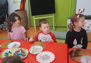 Dzieci siedzą przy stole