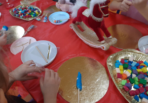 Wspólne ozdabianie i dekorowanie lizaków