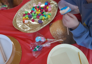 Pakujemy lizaki do torebek