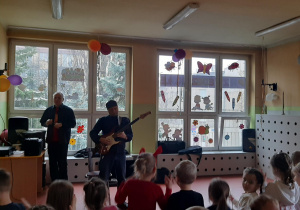 Pan Leszek gra na mandolinie - wspólna zabawa!