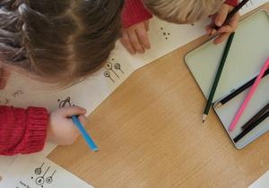 Ozdabianie przez dzieci świątecznej kartki do Pana Premiera w ramach akcji powstania ESA w Łodzi