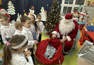 Oglądamy prezenty od Świętego Mikołaja