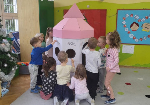 Przedszkolaki ozdabiają rakietę