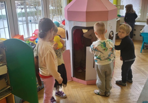 Dzieci bawią się w rakiecie