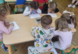 Dzieci rysują ilustrację do wysłuchanego tekstu