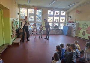 Przedszkolaki sprawdzają czy da się grać na czymś co nie jest trąbką