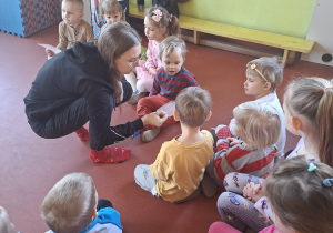 Pani pokazuje dzieciom modliszkę