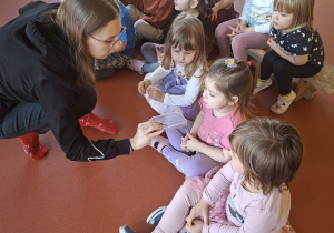 Przedszkolaki uważnie przyglądają się modliszce