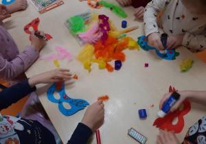 Dzieci ozdabiają maski