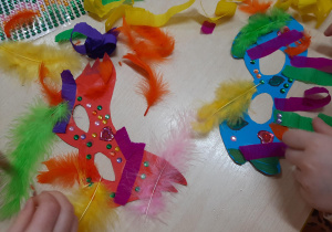 Doczepiamy bibułę i kolorowe piórka