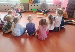 Dzieci słuchają ciekawostek na temat zwierząt