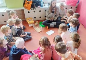 Przedszkolaki w kole podczas warsztatów przyrodniczych