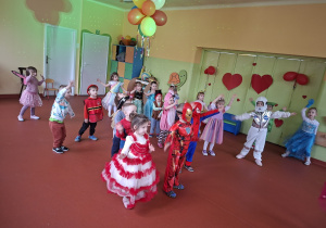 Dzieci naśladują ruchy Pani animatorki