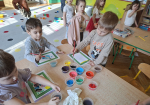 Dzieci malują farbami
