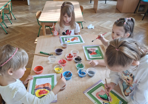 Dziewczynki malują farbami