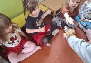 Dziewczynki oglądają lotopałnkę