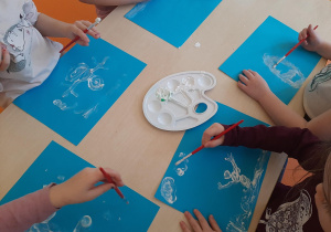 Dzieci malują farbami