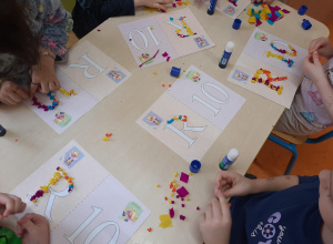 Utrwalamy literę R i liczbę 10