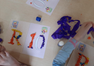 Dzieci dorabiają kulki bibuły