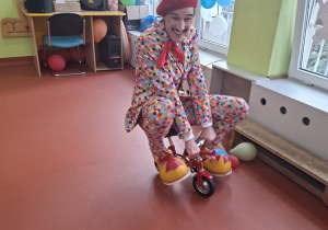 Klaun Franek jeździ na rowerku