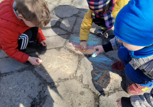 Dzieci rysują kredą