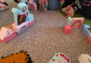 Dziewczynki budują z klocków