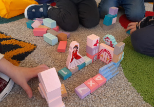 Zabawy z wykorzystaniem drewnianych klocków