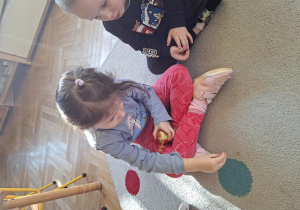 Dzieczynka obiera cebulę