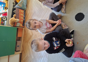 Chłopiec obiera cebulę