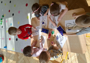 Przedszkolaki pracują w skupieniu