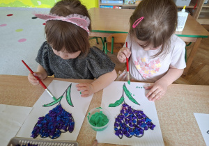 Dziewczynki malują farbami