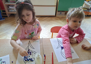 Chłopcy pracują z zaangażowaniem