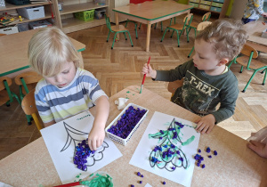 Chłopcy pracują z zaangażowaniem