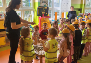 Przedszkolaki uważnie słuchają instrukcji