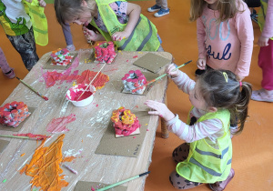 Dzieci malują farbami koszyczki