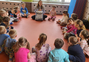 Dzieci uważnie słuchają ciekawostek o zwierzętach