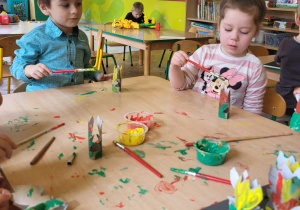 Dzieci wykonują kwiaty z rolek