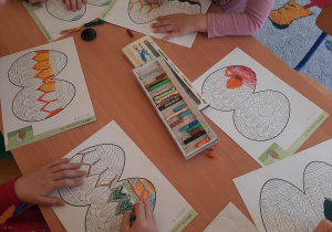 Dzieci kolorują pastelami