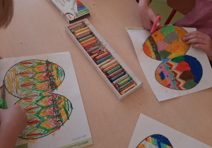 Wycinamy pokolorowane jajka