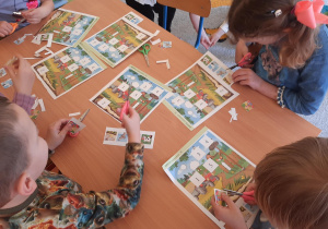 Dzieci wycinają brakujące obrazki