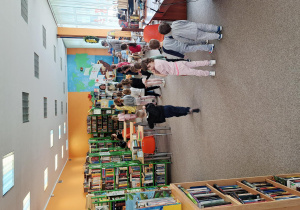 Dzieci zwiedzają bibliotekę